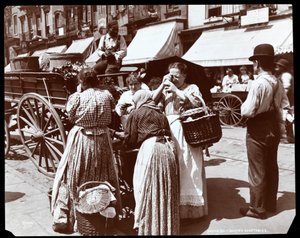 Hester Caddesi'ndeki bir seyyar satıcıdan sebze satın alan ve yumurtaları inceleyen kadınların görüntüsü, New York, 1898 (gümüş jelatin baskı)